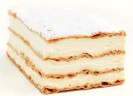 Millefeuille autrichien à trois couches, tranché, saupoudré de sucre glace