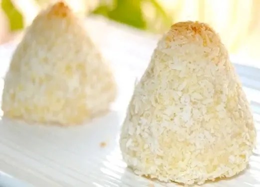 Panellets à la noix de coco, petits triangles dorés enrobés de coco râpée