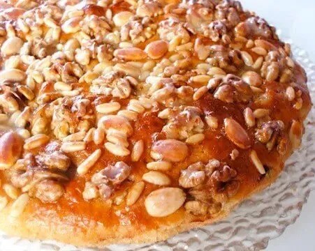 Pain de la Toussaint romagnol, tranché, garni de fruits secs