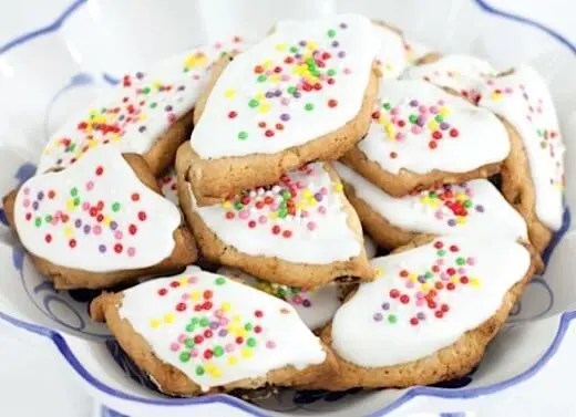 Papassinus sardes en losange, glaçage blanc et paillettes colorées