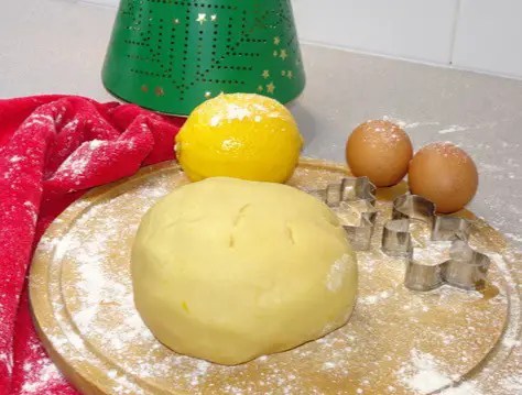 Biscuits en pâte sablée pour biscuits découpés à l'emporte-pièce, décorés de glaçage coloré