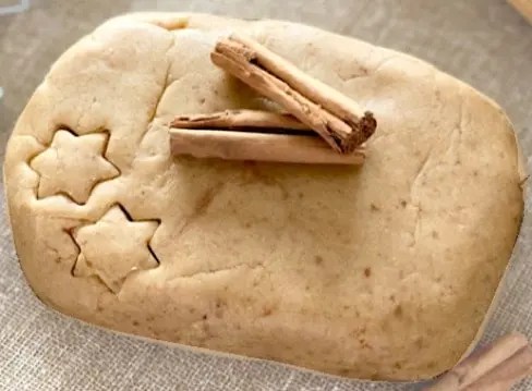 Biscuits aux épices de Noël dorés en forme d'étoiles, de sapins et de bonshommes de neige
