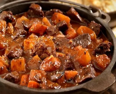 bœuf bourguignon, estouffade de bœuf au vin rouge, champignons, oignons et lardons