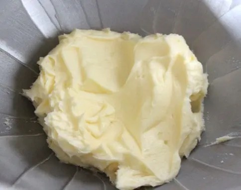Beurre pommade lisse et crémeux travaillé à la spatule