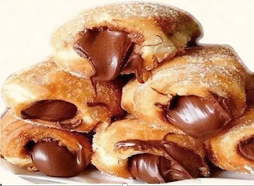 Mascottes au chocolat, beignets moelleux fourrés saupoudrés de sucre glace
