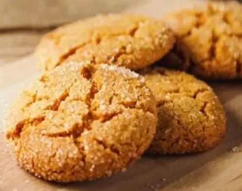 Biscuits diététiques sans œufs découpés à l'emporte-pièce, sur une grille