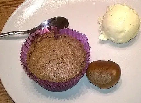 Fondant à la châtaigne individuel démoulé, cœur de confiture de châtaigne, boule de glace vanille