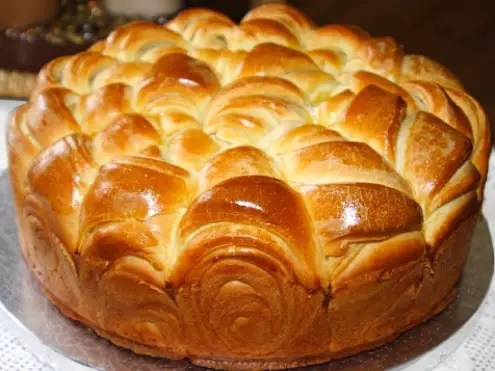Pain brioché bulgare en couronne de croissants dorés, pain des fêtes de fin d'année
