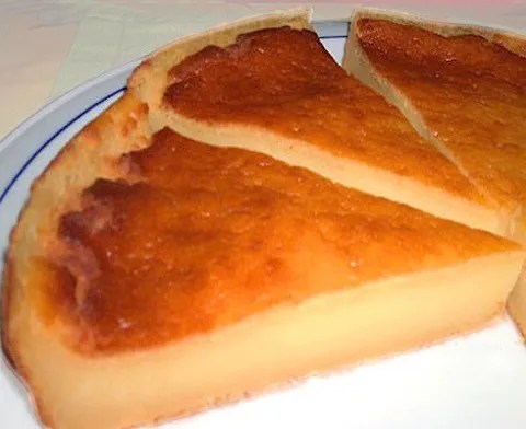 Millas du Gers, gâteau gascon à la farine de maïs coupé en parts