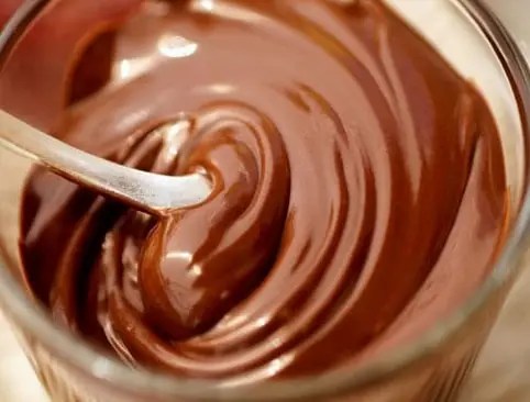 pastador maison, pâte à tartiner au chocolat noir dans un pot