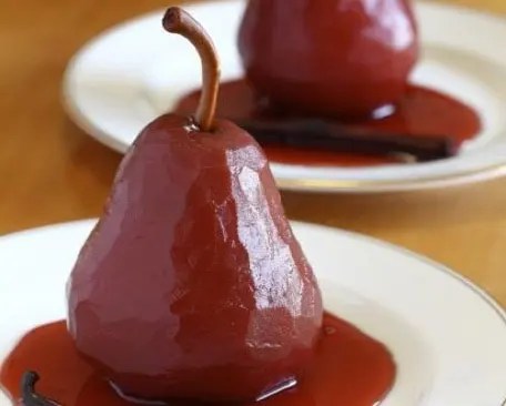 Poires belle-dijonnaise nappées de crème de cassis et d’amandes effilées