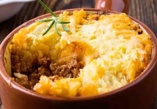 Tourte du berger dorée au four, agneau et purée de pommes de terre