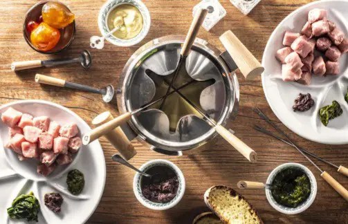 Fondue bourguignonne, cubes de bœuf et sauces variées