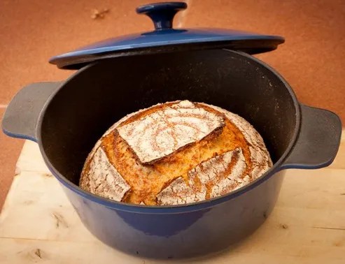 Pain cocotte sans pétrissage aux deux farines à la mie rustique et à la croûte dorée