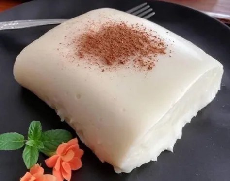 Flan turc à la vanille saupoudré de cannelle, servi en verrine