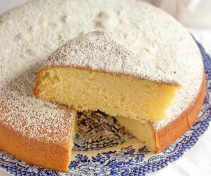 Gâteau sans lait ni œufs ni beurre saupoudré de sucre glace