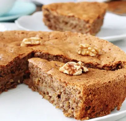 Gâteau aux noix de Corrèze à l'huile de noix, part découpée montrant la mie moelleuse aux éclats de noix
