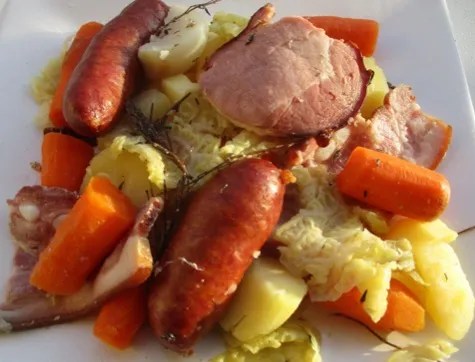 Potée savoyarde aux diots, chou vert, jambonneau et légumes dans une cocotte
