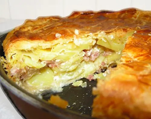 Bisteux picard doré sortant du four, tourte aux pommes de terre et au lard