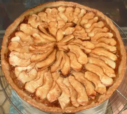 Tarte flamande aux pommes, lamelles caramélisées et nappage brillant sur compote