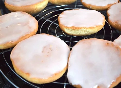 amerikaner, biscuits allemands moelleux au glaçage blanc citronné
