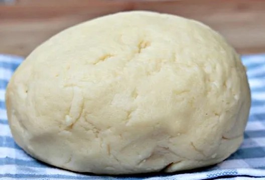 Pâte brisée salée sans beurre à l'huile d'olive, en boule