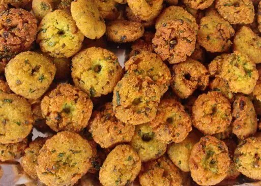 Bonbon piment de la Réunion doré, beignet épicé aux pois du Cap