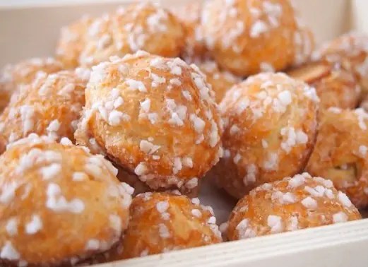 Chouquettes inratables, dorées et bombées, parsemées de sucre perlé