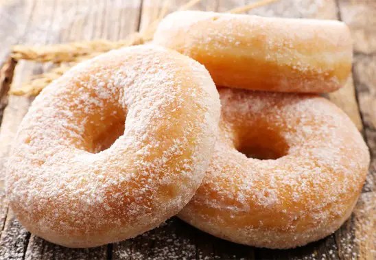 Donuts légers au four saupoudrés de sucre glace
