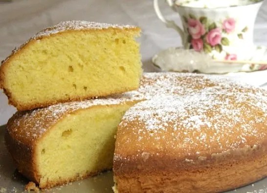 Gâteau 9 minutes du petit-déjeuner, moelleux à la vanille et saupoudré de sucre glace