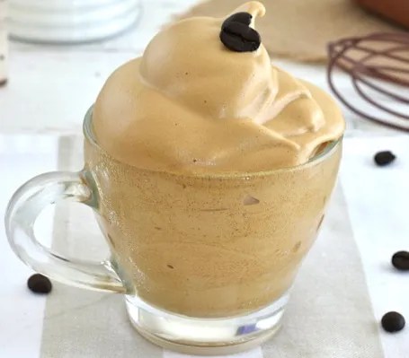 Crème au café mousseuse en verrine au cacao