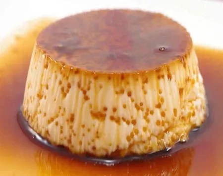 Flans aux œufs et au lait grand-mère en ramequins, nappés de caramel