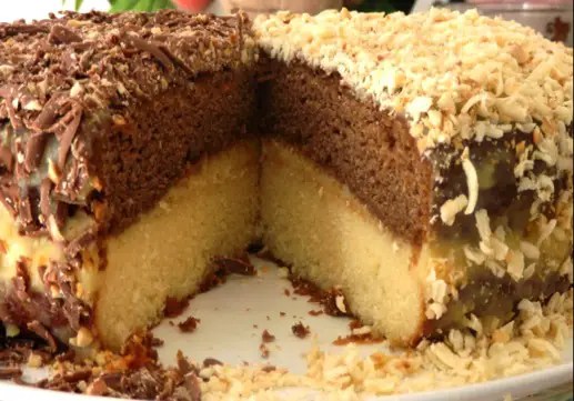 Gâteau jour et nuit à deux génoises vanille et cacao, décoré de copeaux de chocolat