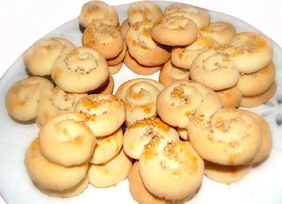 Koulourakia grecs de Pâques façonnés en S, saupoudrés de sésame