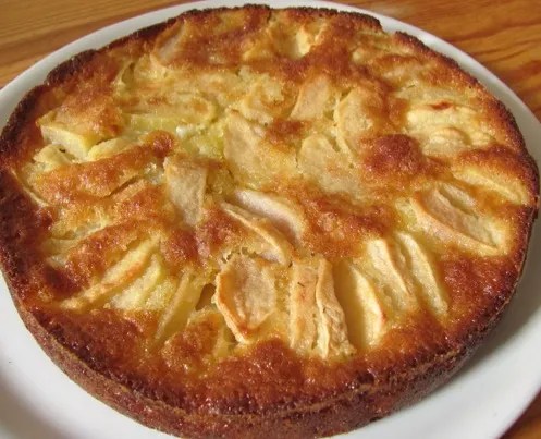 Gâteau aux pommes 5 minutes, moelleux et garni de tranches de pomme