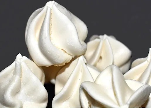 Meringues sans sucre dorées, dressées à la poche à douille