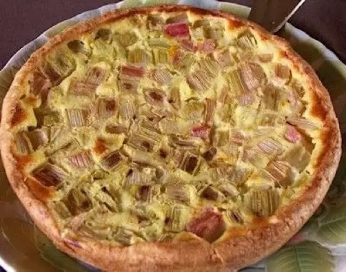 Tarte à la rhubarbe du Nord au flan crémeux, saupoudrée de cassonade