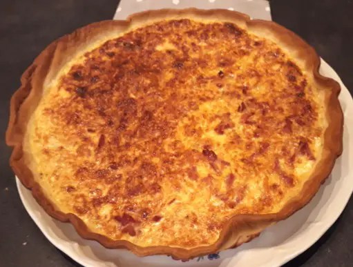 Quiche vosgienne au jambon et au comté, dorée à la sortie du four