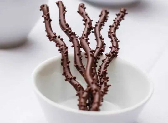 Sarments au chocolat noir à l'orange et aux amandes, bâtonnets ondulés façon Médoc