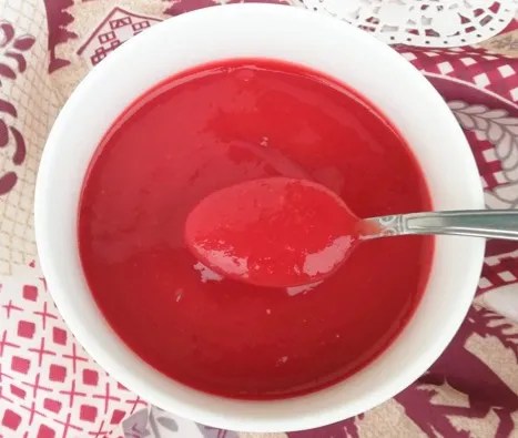 Curd de fraises maison rose et brillant dans un pot