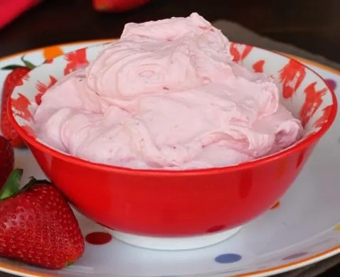 crème mascarpone au coulis de fraises en verrine, décor de fraises