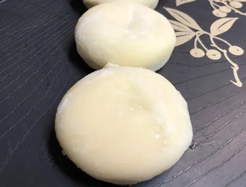 Pâte à mochi maison saupoudrée de fécule, base japonaise au riz gluant