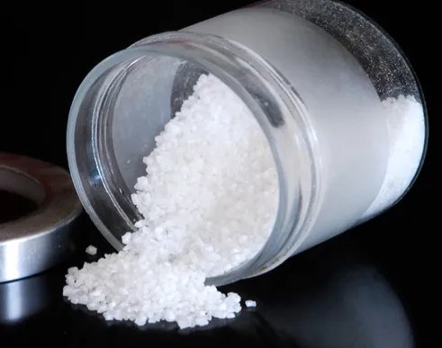 Poudre nettoyante pour lave-vaisselle maison dans un bocal en verre