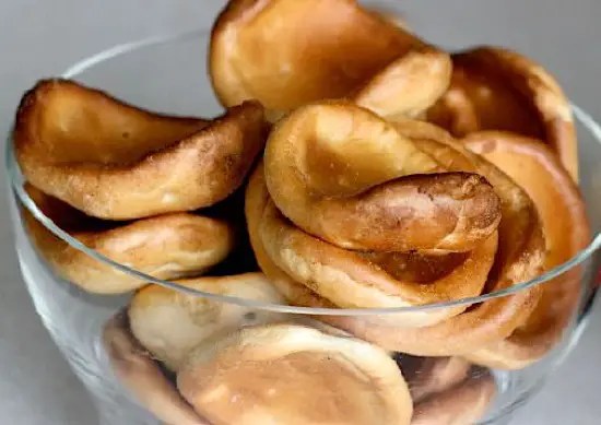 Craquelins de Saint-Malo empilés, biscuits échaudés creux aux bords relevés en forme d'écuelle
