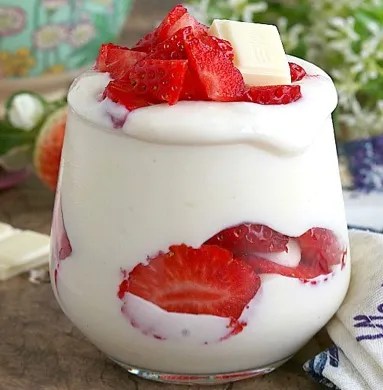 verrine de crème mascarpone chocolat blanc et fraises en couches