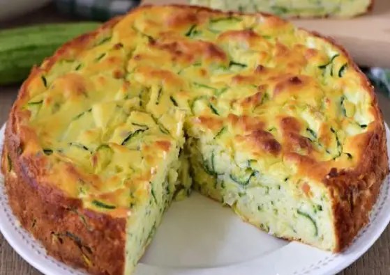 Gâteau invisible aux courgettes en rosace, fines tranches dorées