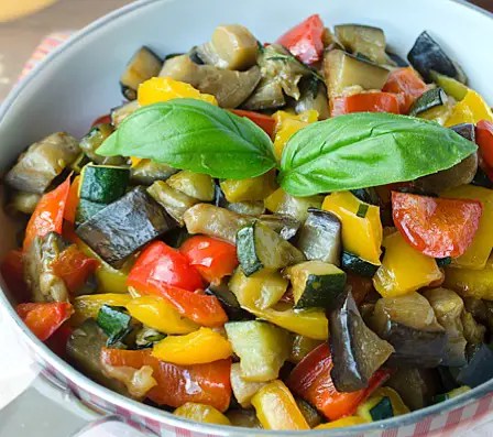 poêlée méditerranéenne de courgettes, aubergines et poivrons à l'huile d'olive