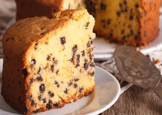 Gâteau au mascarpone et aux pépites de chocolat, moelleux et saupoudré de sucre glace