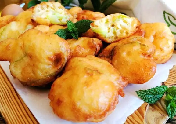 nuages de courgettes au fromage, beignets au parmesan dorés