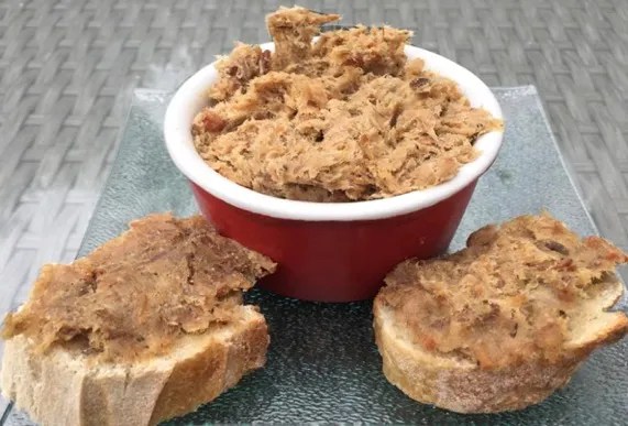 Rillettes de Tours maison dans un pot, viande de porc dorée et effilochée, avec du pain de campagne